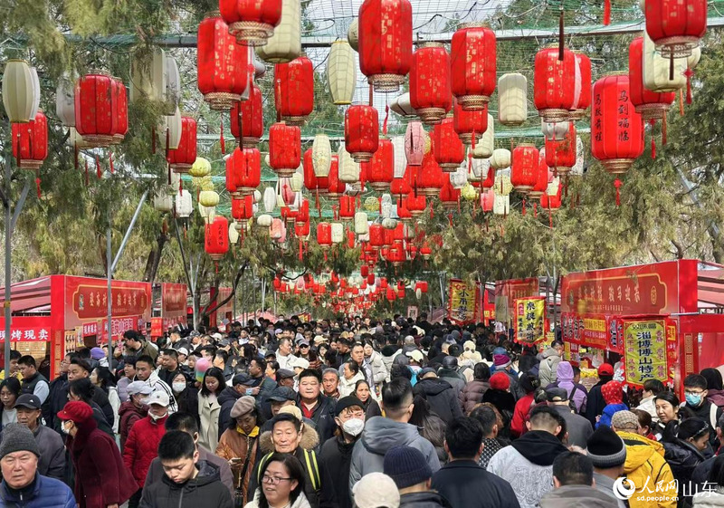 2026年济南千佛山新春游园会现场游人如织。人民网记者 乔姝摄