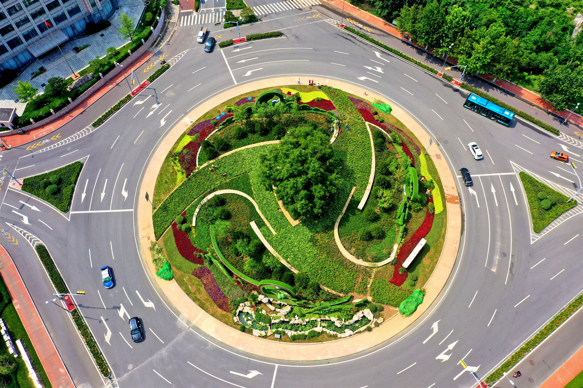 太和广场"魅力泉城"立体花卉造型